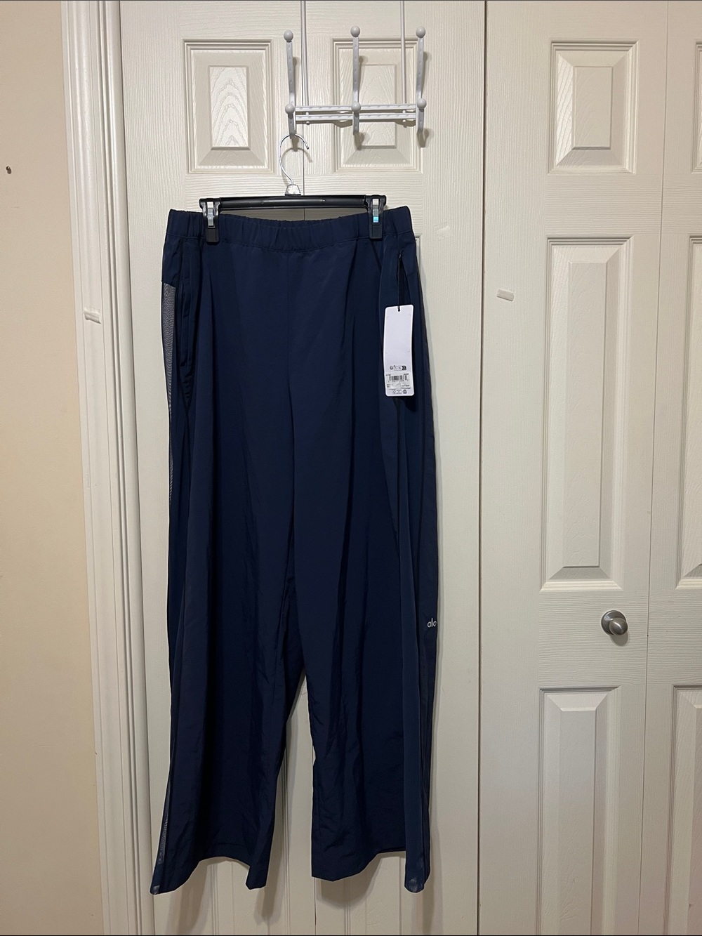 NWT Alo  yoga Women’s  Navy Track Pants - Lightweight Performance